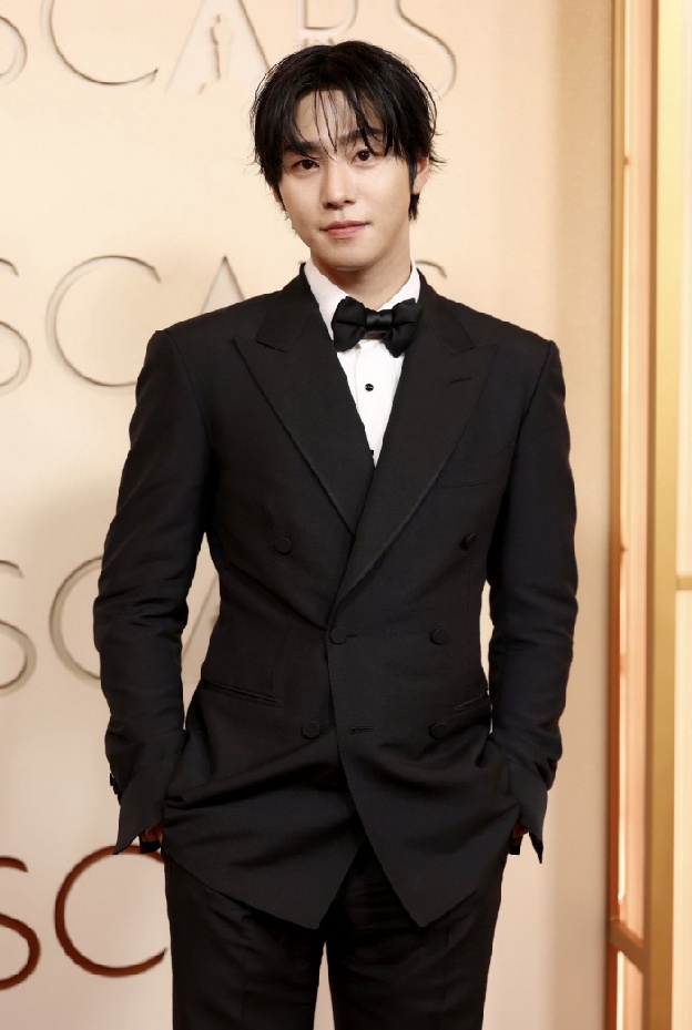 “오스카 레드카펫 'K-손풍기男' 등극”…안효섭, 美아카데미 시상식서 존재감 터졌다