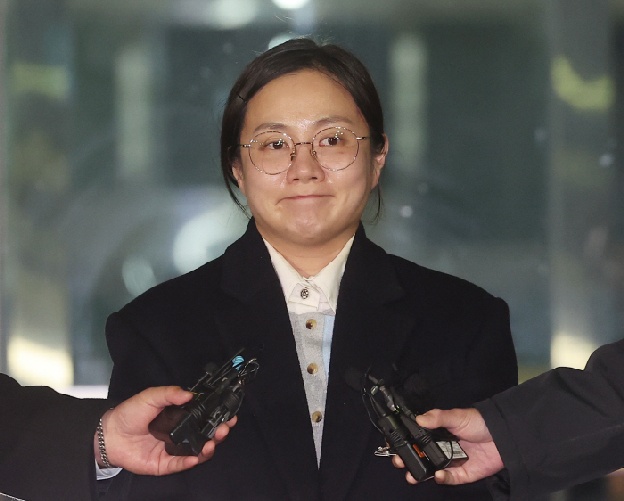 박나래, '술잔 투척' 의혹 7시간 추궁 받았다…“조사 통해 밝혀질 것”