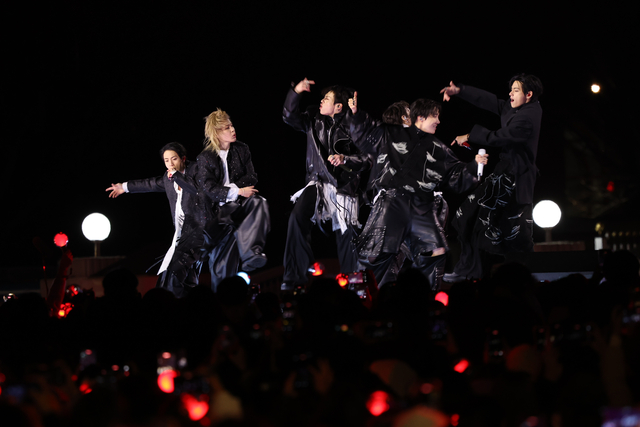 [BTS 컴백] 완전체 7인에 '보랏빛 광화문' 4만여명 환호