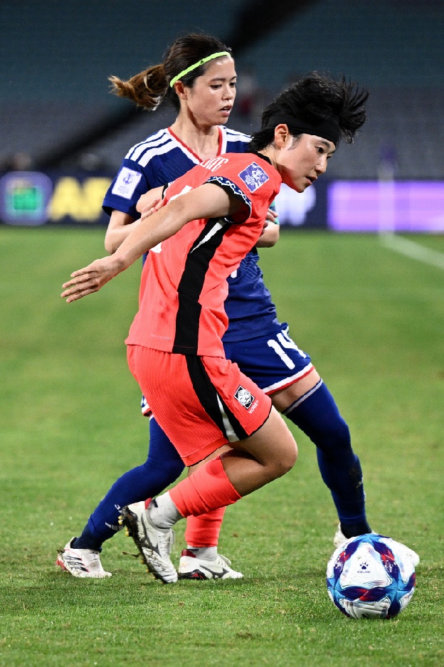 “韓 4명이 둘러싸도 이겨냈다!” 日 환호 폭발..'한일전에서 보여준 대단한 플레이, 꼭 봐야 한다' 극찬