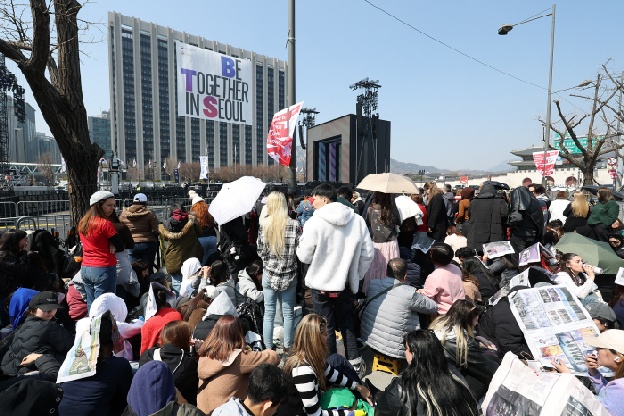 “티켓 없어도 행복해” 50대 엄마와 10대 딸도 광화문으로…BTS가 바꾼 토요일 풍경