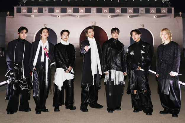 방탄소년단, 광화문 삼켰다..10만 아미와 함께 쓴 '아리랑'의 기적