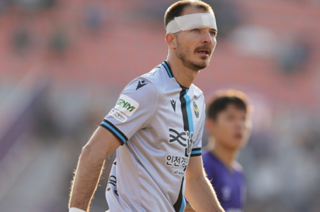 “선수들 손톱 좀 깎고 경기해 줘!”..'안양전 결승골' 무고사, 붕대 투혼 발휘했던 사연