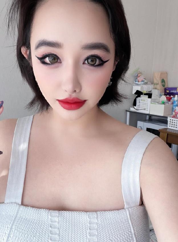 박봄, 산다라박 저격하더니..짙은 아이라인+레드립 '파격' 메이크업 “생축 기념”