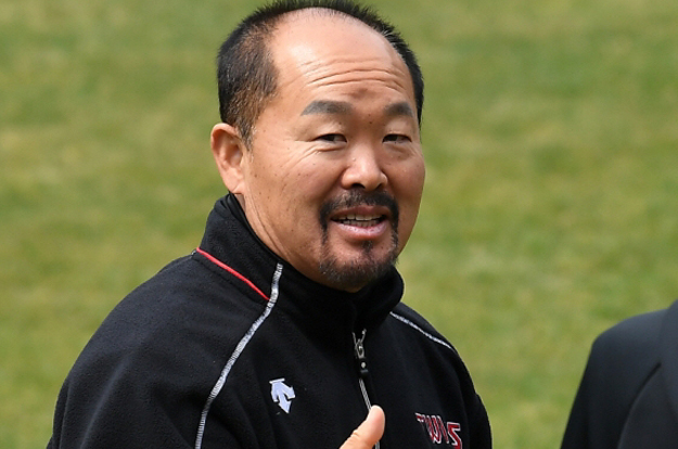 “아들아, 내가 죽으면 그 재를 잠실구장에..” 뼛속까지 LG맨, 4회 우승+28년 세월 → 개막전 시구로 보답한다