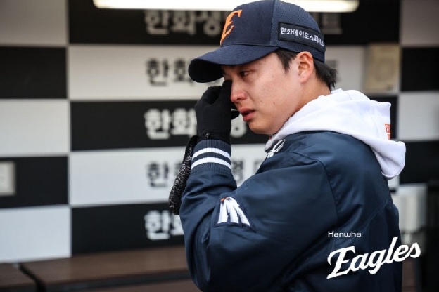 “6~7년 만에 1군 승리”라니, 왕옌청의 폭풍 오열 …“다음 눈물은 KS 때 보이겠습니다”