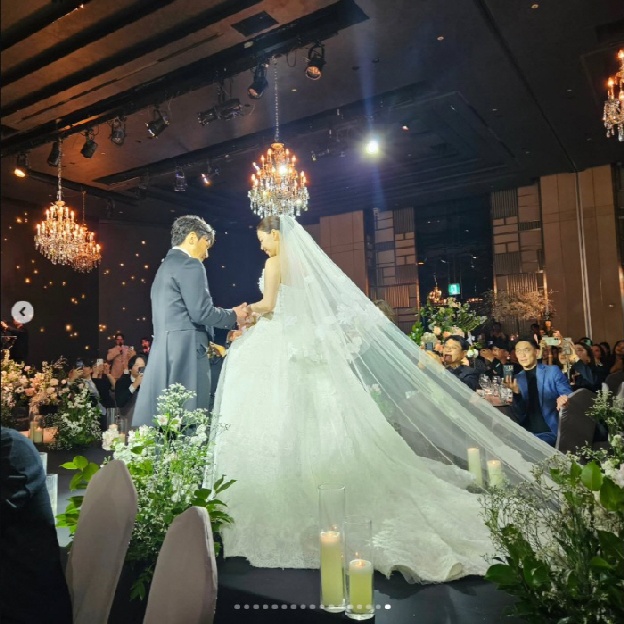 이민우♥이아미, '비공개 결혼식' 현장 포착…“두 딸 품에 안고 감격의 웨딩마치”