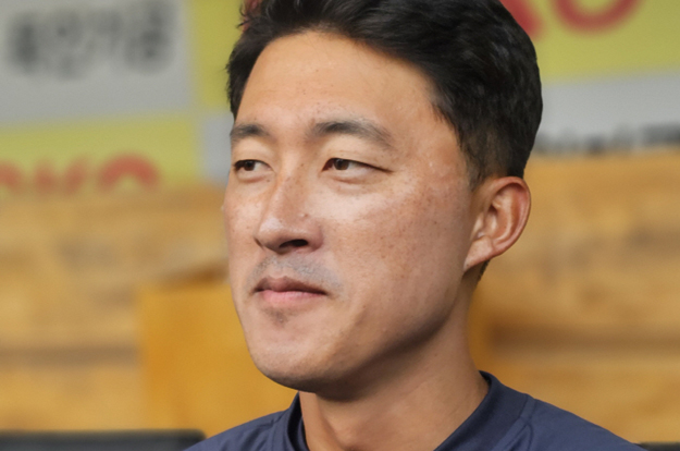 '거뭇거뭇' 땀으로 씻겨진 선크림 빈자리, “살아남겠다는 생각 없다. 올해가 마지막” 서른일곱 내야수의 오늘을 사는 법