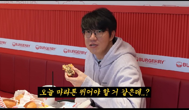 성시경, 10kg 감량 후 고삐 풀린 햄버거 먹방 “다시는 다이어트 안 해”