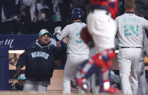 롯데 연승 끝났다! → 실책 와르르 + NC 초대박 아시아쿼터에 꼼짝 못했다! 2-9 역전패 [창원 현장]