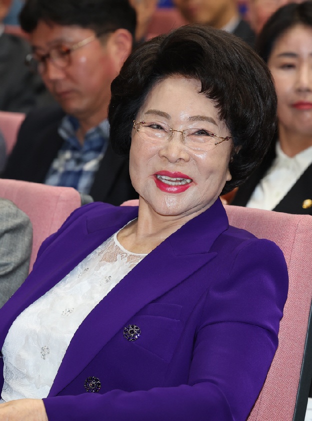 94세 총장님의 놀라운 근황...이길여, 풍성한 머리숱+매끈 피부 '정정하다 표현도 실례'