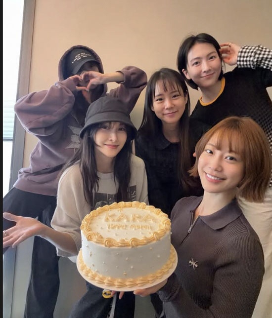 '벌써 19주년' 카라, 故 구하라 빼고 다 모였다…“94즈 고마워”