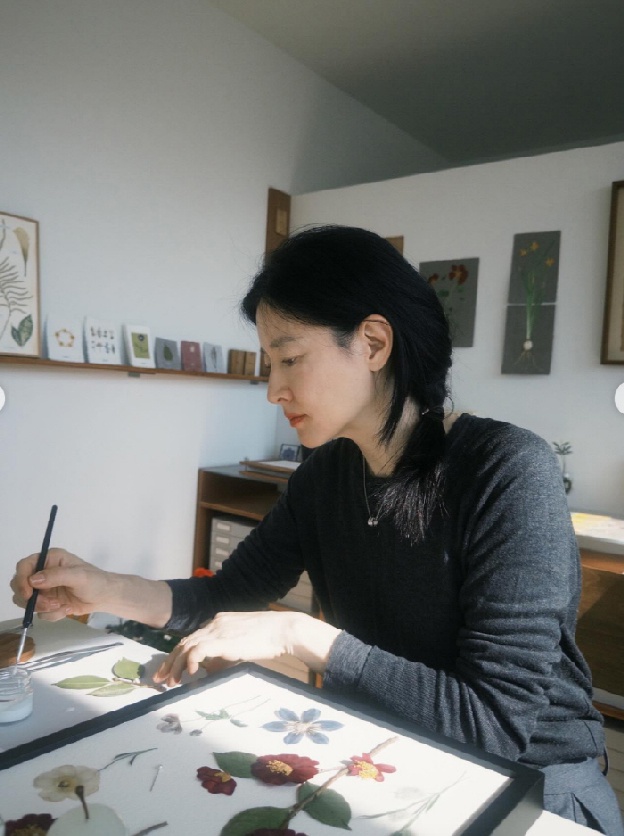 '48kg' 이영애, 살이 또 빠지다니...핼쓱해진 근황 “시간을 머금은 꽃”