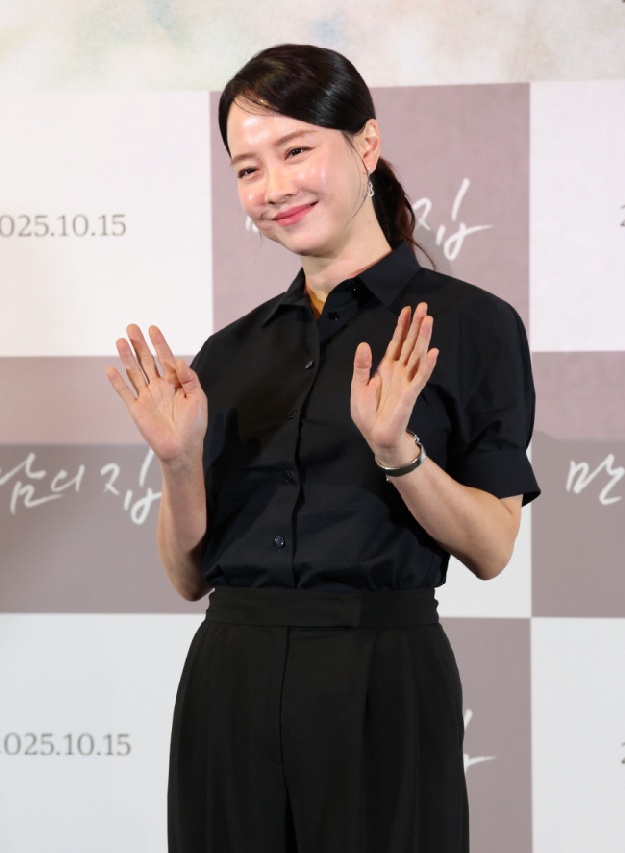 송지효, '병풍 논란'에 직접 입 열었다...“병풍 아닌 리얼 텐션 보여드릴 것”