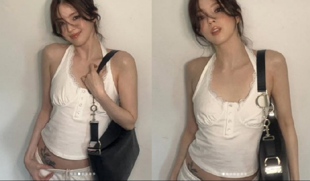 한소희, 아랫배 꽃 타투 가리키며 ‘미소 가득’…팜므파탈 독보적 매력