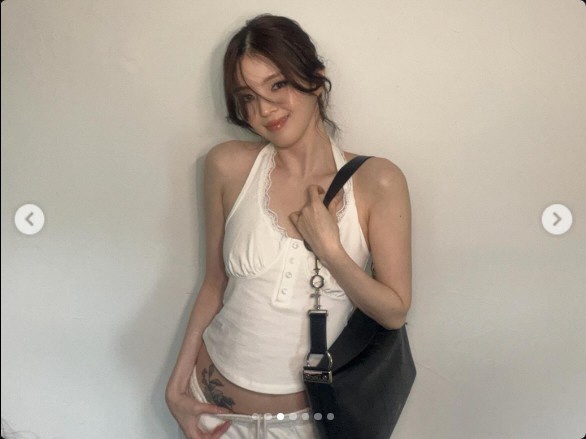 한소희, 전신 타투 지우더니 골반에 '새 타투'…“스티커야 진짜야”