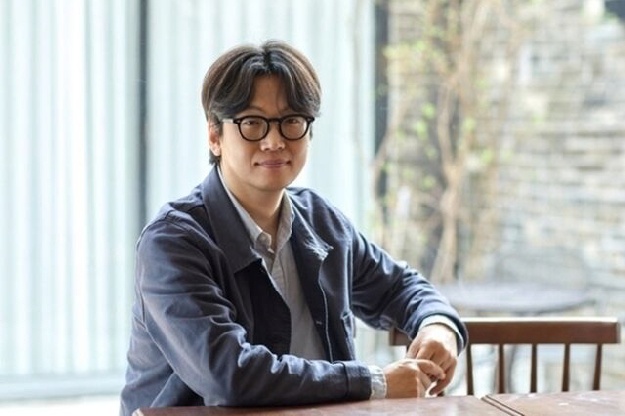 ‘초월번역’ 스타 황석희의 몰락…성범죄 논란에 뮤지컬·영화·방송까지 ‘줄줄이 손절’