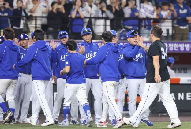 1631일 만에 1위, 사령탑을 더 웃게한 신인의 발견…“원태인 뒤 이을 최고의 선발 투수”