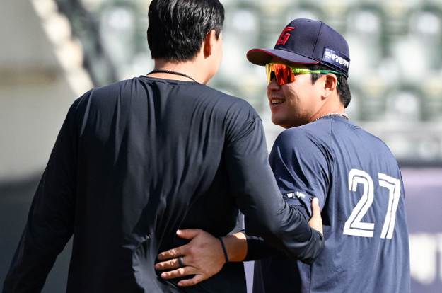 '갑자기 달려온 192cm 거구' 떠났어도 동생 걱정뿐..유강남 등에 안긴 이재원, 잠실서 훈훈 재회 [잠실 현장]