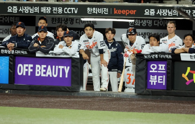 헬멧 내리치고, 머리 감싸쥐고..무기력한 6연패에 남은 자책, 근성 가득했던 문현빈의 절실함