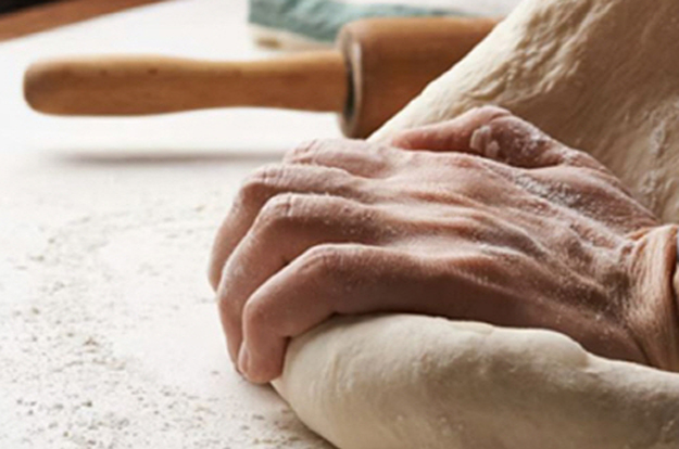 '아내는 맞을수록, 반죽은 치댈수록 좋다'..현수막이 왜 이래?