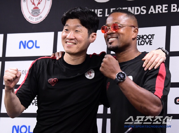 '톰과 제리' 박지성-에브라의 특급 케미 “10분 뛸거 같아”-“노노 90분!”, “수원에서 경기해 행복해”-“박지성 탈락시킨 수원 관계자 찾을거야”