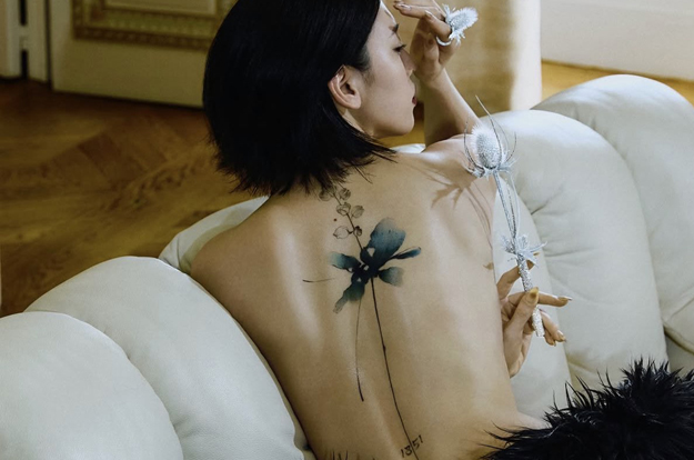 목부터 허리까지 '꽃 타투' 공개 했다가 뭇매..'성시경과 먹방' 여배우의 소신