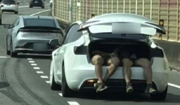 달리는 차량 트렁크에 탑승한 남성들..도로에 다리 닿을 듯 '위태위태'