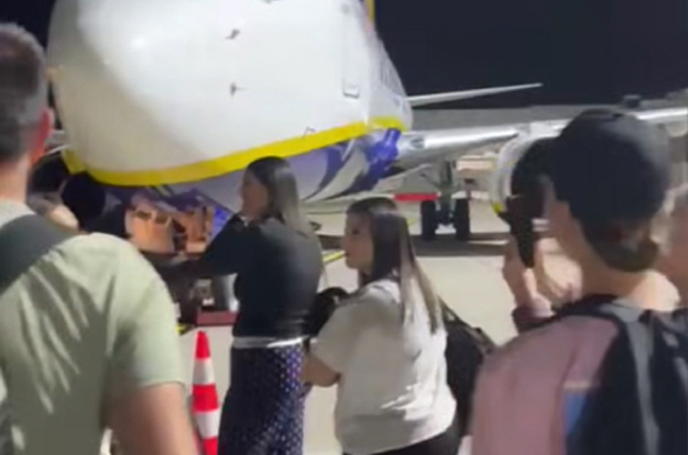 활주로 난입한 승객들 항공기 이륙 저지 '초유의 사태'..무슨 일?