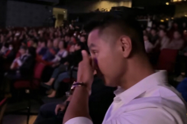 유승준, 태진아 콘서트 깜짝 등장..韓관객들 반응에 결국 눈물 '90도 인사'