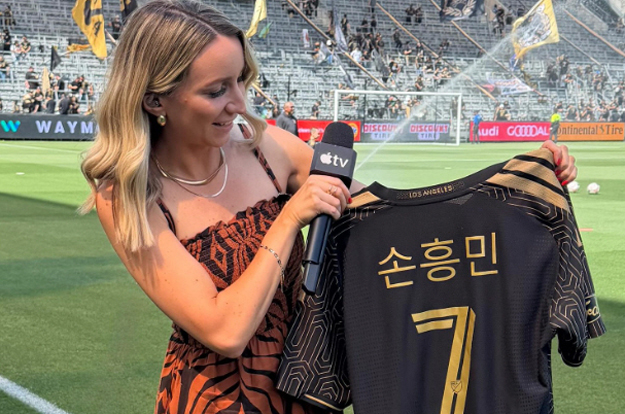 “한국 슈퍼스타 손흥민이다” 美 미녀 리포터 행복지수 폭발, SON 유니폼 자랑..“메시-호날두 넘어 지구상에서 제일 잘 팔린 저지”