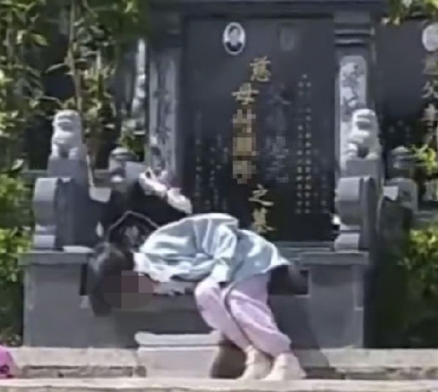 조부모 묘 안 떠나는 소녀 “곁에서 자고 싶어요” 뭉클