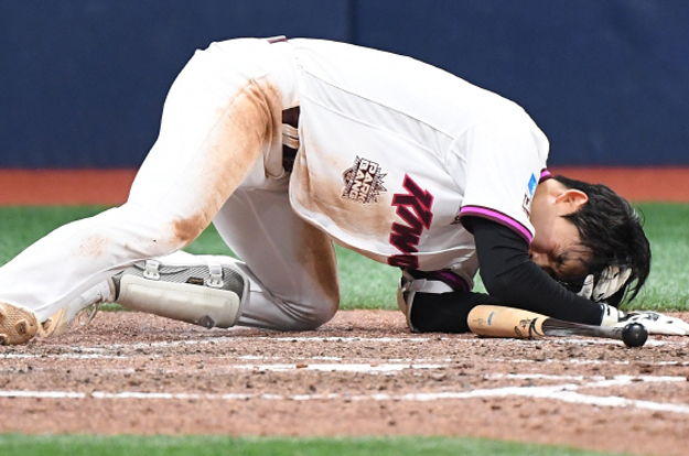 '악!' 박수종, 귀 뒤로 공맞고 쓰러지더니→'고막 천공' 진단 “출전 지장 없다는 판단”에 '휴~'