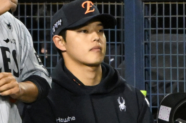 등판 전부터 “아파, 아파” 문동주 미스터리, 사실은 비상 신호였나