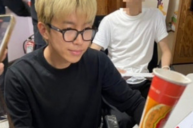 누군지 몰라봤는데..유명 男스타, 페라리 타고 모교 깜짝 방문
