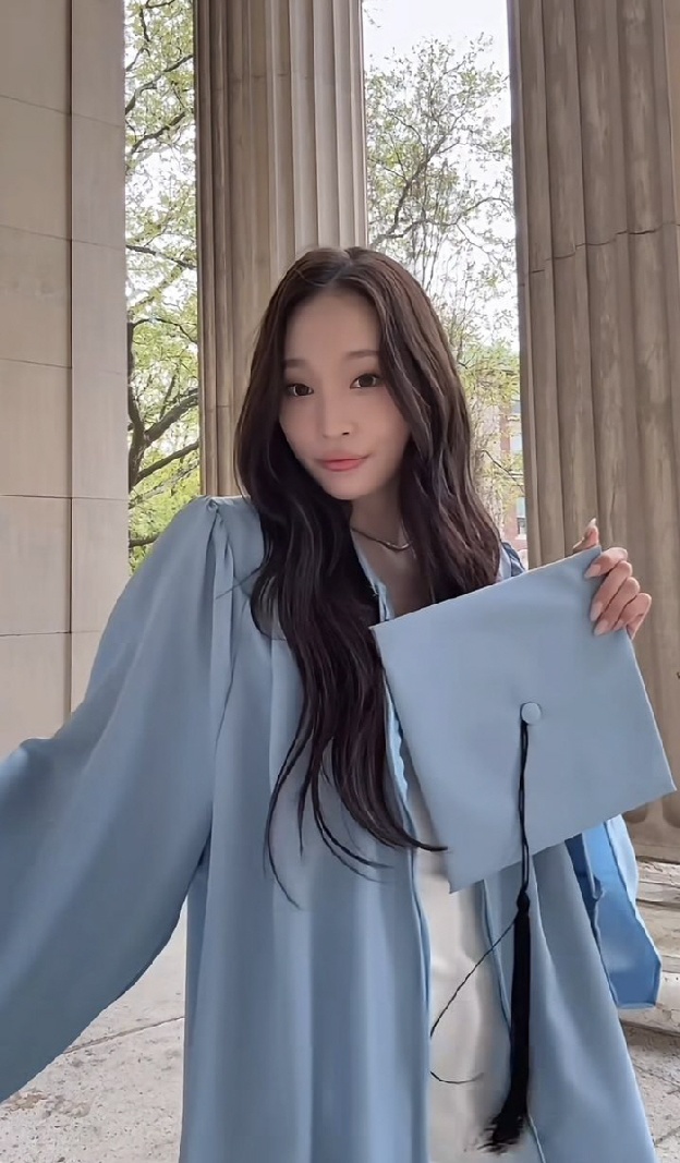 '신세계 장녀' 올데프 애니, 진짜 다가졌네! 美 컬럼비아대 졸업가운 인증샷