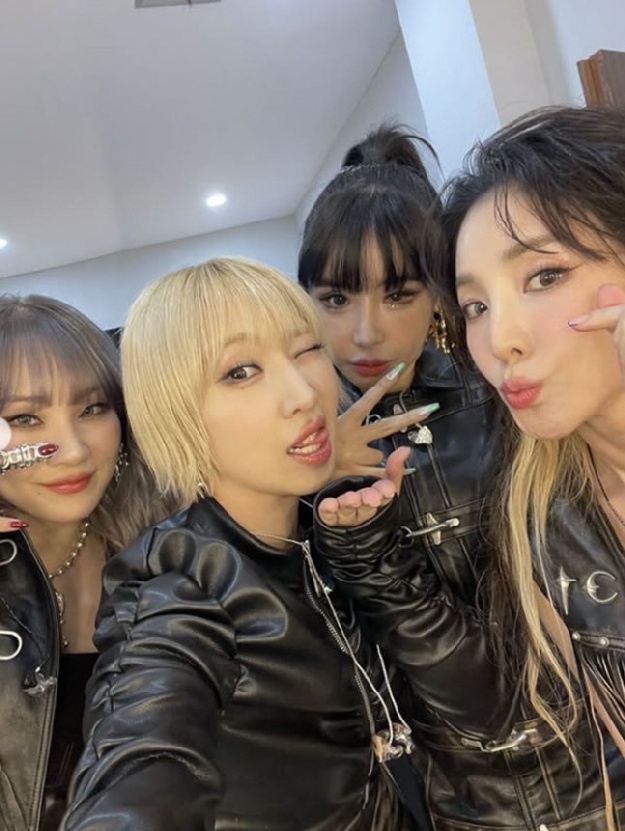 '마약 해명·저격 잡음' 박봄까지 다 뭉쳤다…2NE1, 불화설 깬 감격의 '17주년 자축'