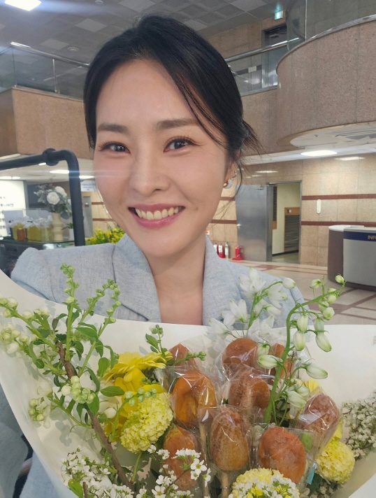 '상견례 취소' 한윤서, 예비 시모에 거절당하더니 시아버지 찾아갔다...“두 손 무겁게”