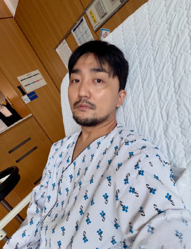 유병재, 담낭절제술 후 수척해진 얼굴…병원복 입고 전한 근황