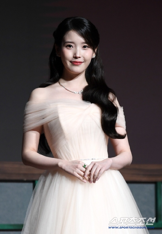 “아이유, 커피 선결제 해줘”..투표용지 사태에 난데없는 SNS 댓글 테러
