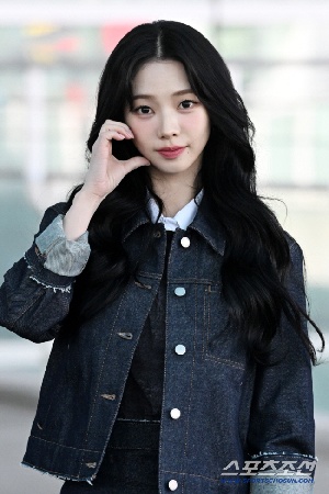 카리나, 출국길 '인상 팍' 쓴 사진 확산에 “알레르기 때문에 속상해”