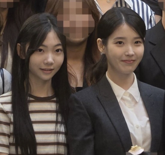 아이유, 결혼식서 포착된 근황…'폭싹' 아역 김태연에 끝까지 챙긴 다정함