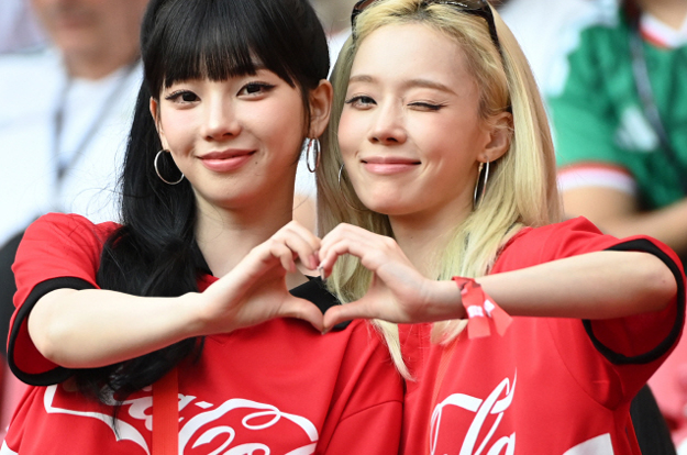 “韓 미녀 누구야!”→“승리의 여신!” 日 연일 부러움 폭발..'국가대표 아이돌' 에스파 카리나X윈터 월드컵 '직관' 응원에 뜨거운 관심