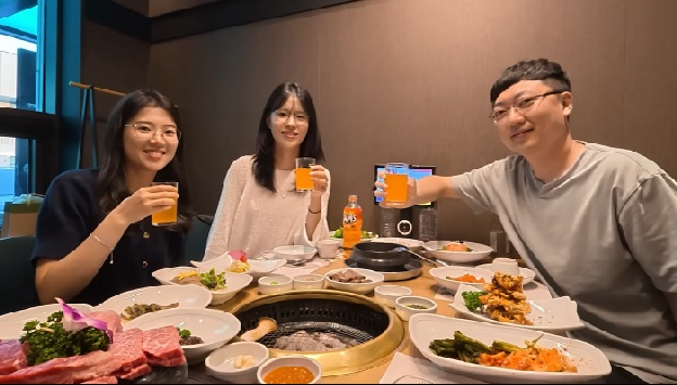 김선태, 사직 4개월 만 '충주시' 유튜브 복귀..충주걸X밥솥좌와 “젠슨황 깐부회동 패러디”