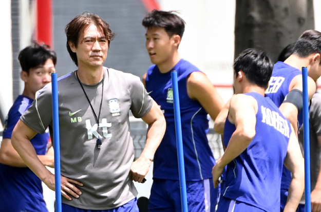 '초유의 충격 사태' 멕시코전 앞둔 홍명보호 훈련장에 '스파이 드론' 출현..“남성 2명 격추된 드론 들고 달아나”