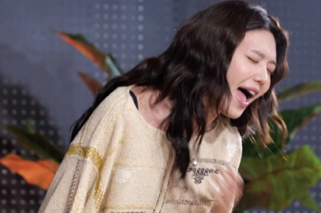 최수영, 결국 감성 폭발했다..눈 질끈 감고 '별이 쏟아지는 밤' 고음 도전(놀뭐)