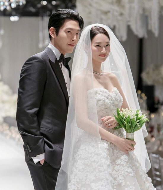신민아, ♥김우빈과 10년 연애 끝 밝힌 결혼관…“늦게할 수록 좋아”