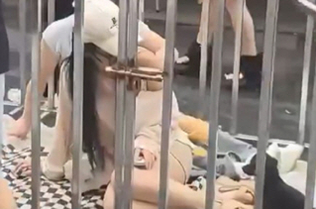 '불륜녀' 적힌 철창 안 여성 2명 거리 행진 충격..혹시?