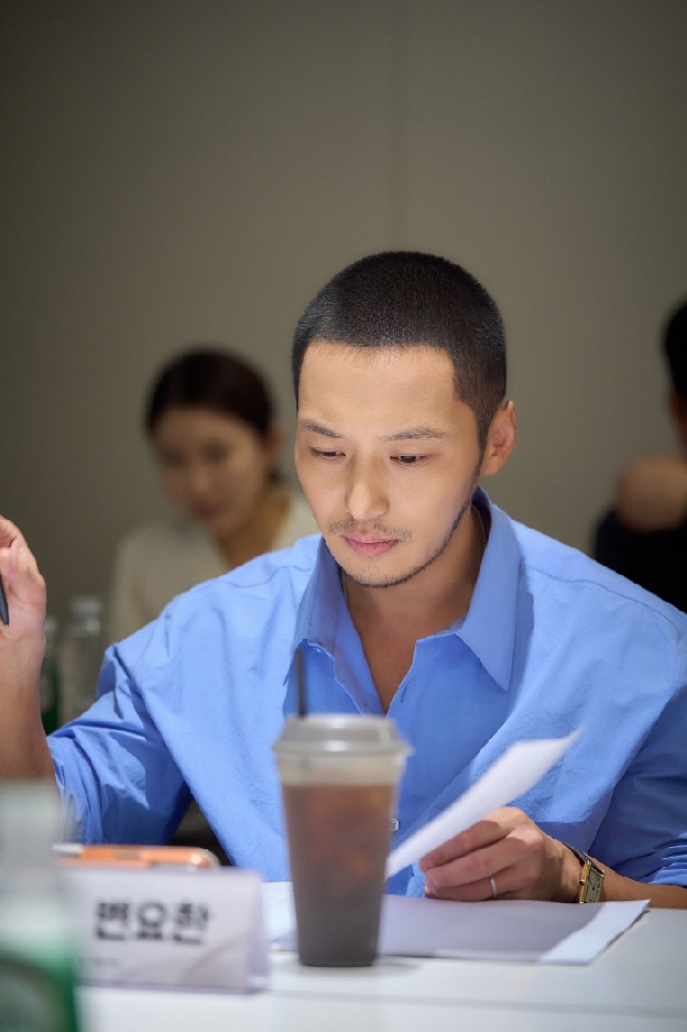 변요한, 왼손 약지에 결혼 반지 ‘반짝’..대본 리딩 때도 ♥티파니 생각