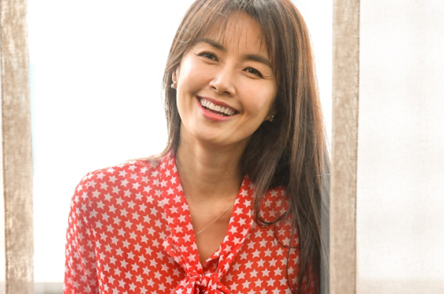 '두 딸 입양' 신애라, 육아 소신 “언제까지 지켜줄 순 없어, 자녀 실패·좌절 막지 말아야”